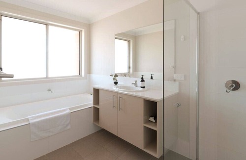 Jordan Springs House | Jordan Springs Close to Park & Supermarket