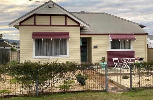Cessnock Cottage | “Joy” cottage 10km from the Hunter Valley wineries, close to everything.