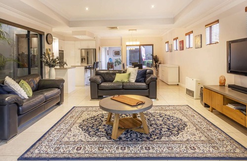 South Perth House | Just a 1.5km walk straight to the Coode St Jetty on the glorious Swan River foreshore.
