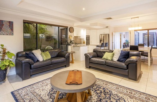South Perth House | Just a 1.5km walk straight to the Coode St Jetty on the glorious Swan River foreshore.