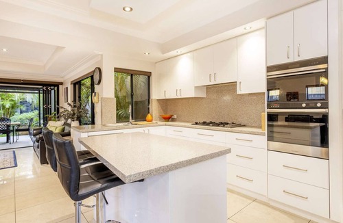 South Perth House | Just a 1.5km walk straight to the Coode St Jetty on the glorious Swan River foreshore.
