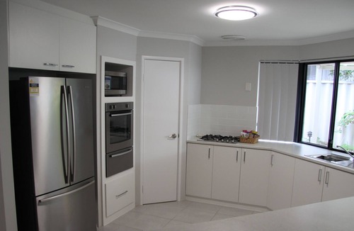 Warnbro House | Just minutes walk to beach