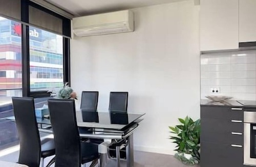 Docklands Apartment | Just moments from Yarra River waterfront and Marvel Stadium!