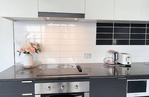 Docklands Apartment | Just moments from Yarra River waterfront and Marvel Stadium!