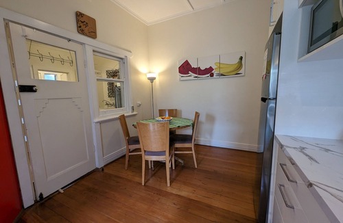 Glandore House | Just Right @ Glandore - Central to City, Sea & Hills