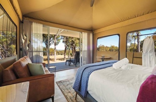 Kangaroo Gully Ski Chalet | Kaarta - Where Sunsets Ignite the Soul. Named for its hilltop majesty (Noongar for "scarp"), unveils a panorama that steals your breath.