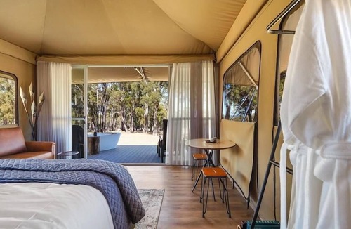 Kangaroo Gully Ski Chalet | Kaarta - Where Sunsets Ignite the Soul. Named for its hilltop majesty (Noongar for "scarp"), unveils a panorama that steals your breath.