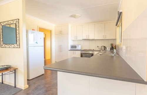 Lake Wangary House | Kangaroo Hollow - Comfortable, Spacious and Affordable
