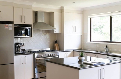 Calare House | Karimi House - Spacious, Sleeps 8, EV Charger