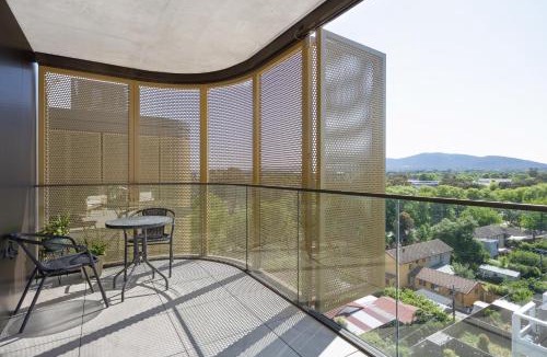 Dickson Apartment | Kashmir - Luxury Top Floor Apartment - Mountain View