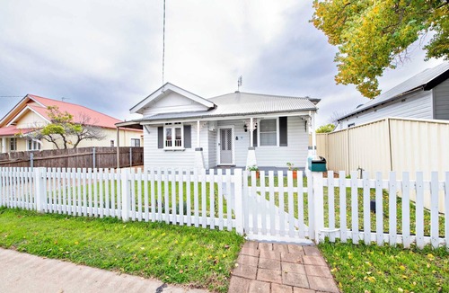 Dubbo House | Kastely - Stroll to Central, Pets Allowed