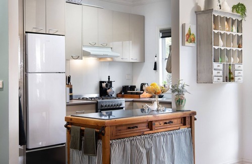 Hepburn Springs Apartment | Kellaway's- charming cottage with sunny deck and gas log fire