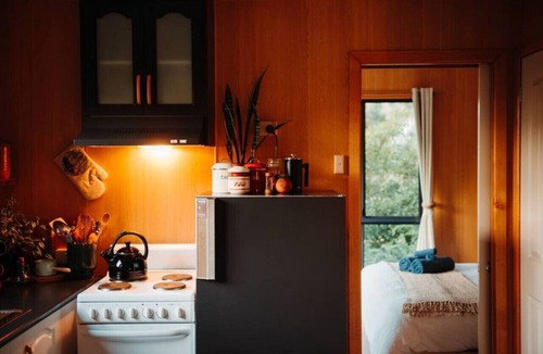 White Beach House | Kelp Cabin - intimate, calm and restful