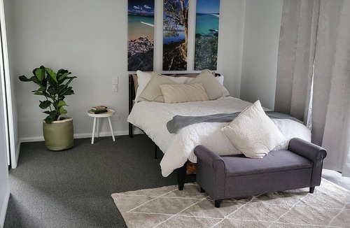 Tewantin Apartment | Kick back and relax in this contemporary open plan studio.