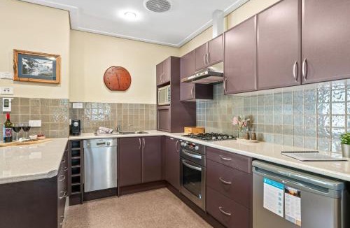 Lake Crackenback House | Kickenback Studio - Gym l Indoor Pool l Tennis l Air-Con l WiFi l BBQ