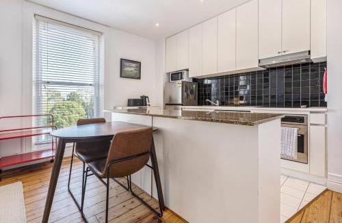St Kilda Apartment | Kilda Classic - Coastal Living with Heritage Charm