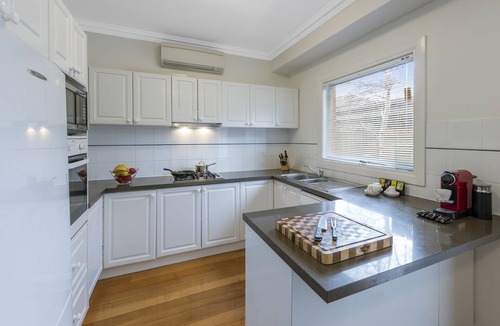 St. Kilda East Hotel | Kimberley Gardens Hotel & Serviced Apartments