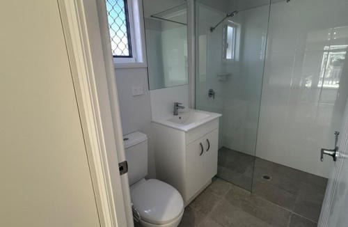 New Auckland Hotel | Kin Kora Village