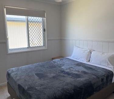 New Auckland Hotel | Kin Kora Village