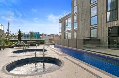 West Melbourne Apartment | King 1-Bedroom Apartment at Rosslyn Street Melbourne