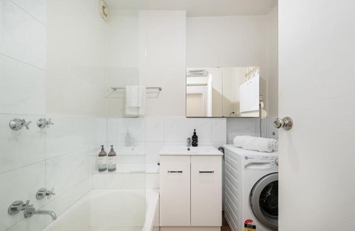 Saint Kilda South Apartment | King Bed and Parking Walk to St Kilda Beach