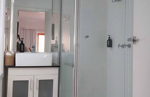 St Kilda Apartment | King Studio at MAC St Kilda - Acland
