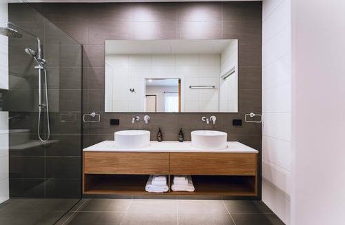 Woodside Hotel | King Suite - Self contained suite with 1 King bed and single sofa bed