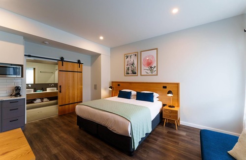 Woodside Hotel | King/Twin Suite - Self contained suite with 1 King bed or Twins and single sofa bed