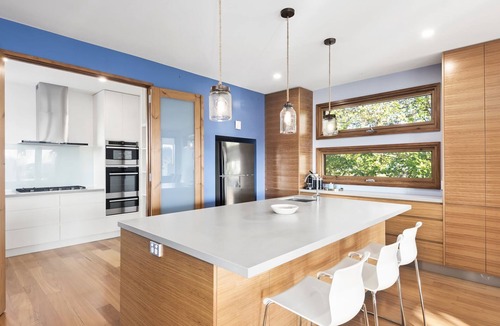 Portarlington House | Kingfisher Beach House - Stunning getaway close to the beach and town centre.