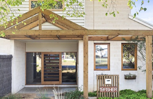 Portarlington House | Kingfisher Beach House - Stunning getaway close to the beach and town centre.