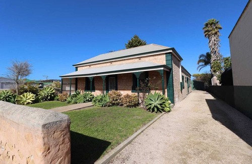 Melville House | 'Kingfisher Lodge' offering a Spacious 4 Bedroom Home with Spa bath