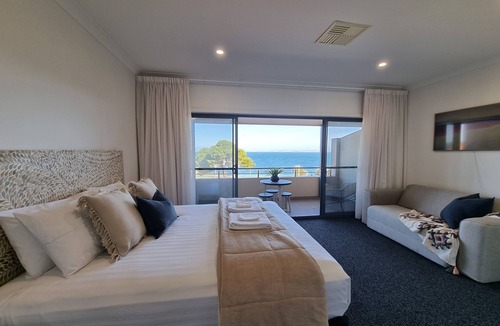 Kingscote House | Kingscote Terraces One: Ocean Views, Fabulous Town Location, Table Tennis, Wifi