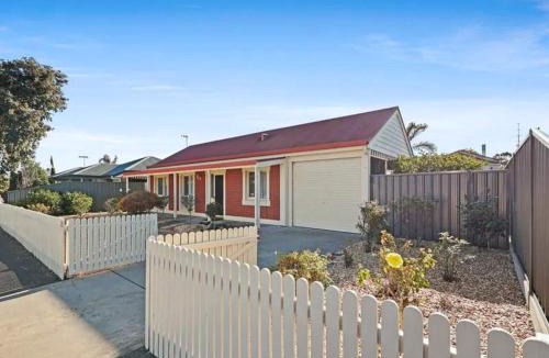 Victor Harbor House | Kingsford Cottage Walk to Beach Dog Friendly