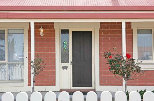 Victor Harbor House | Kingsford Cottage Walk to Beach Dog Friendly