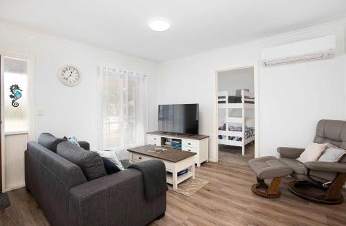 Victor Harbor House | Kingsford Cottage Walk to Beach Dog Friendly