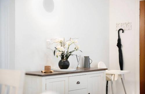 Victor Harbor House | Kingsford Cottage Walk to Beach Dog Friendly