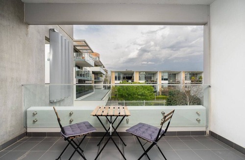 Kingston Apartment | Kingston Foreshore Flat with Garden View