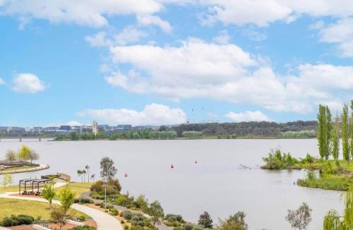 Kingston Apartment | Kingston Lakefront Modern 2bed 2Bath w Parking