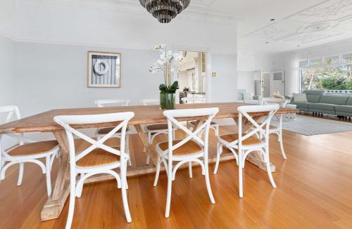 Frankston South House | Kirinaran Manor Pool & Bar Room