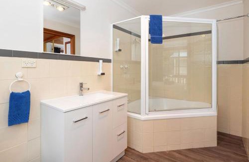 Strahan Apartment | Kitty's Cottages - Managed by BIG4 Strahan Holiday Retreat