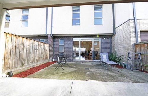 Knoxfield House | Knoxfield 4-BRM Retreat Home Golf Course Free WiFi