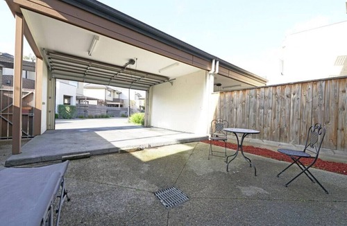 Knoxfield House | Knoxfield 4-BRM Retreat Home Golf Course Free WiFi