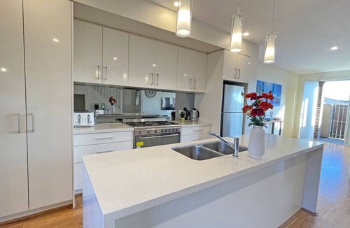 Knoxfield House | Knoxfield Relaxing 4BRM Home Golf Course Netflix Parking