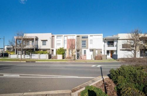 Lightsview Apartment | Koala Stay Lightsview 2BR Chic Townhouse Perfect for Work & Leisure