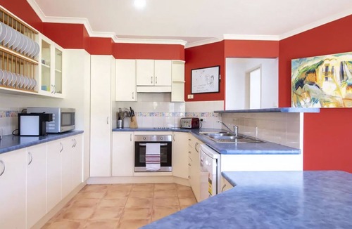 Ulladulla House | Kokomo on Village - with a pool & large yard.