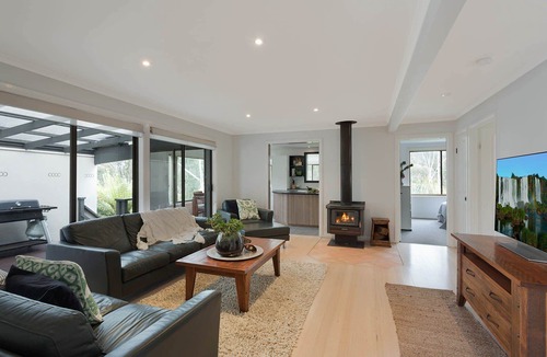 Tura Beach Cabin | Kookaburra Beach House - Pet friendly 3 bedroom