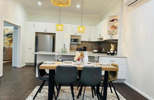 Dubbo House | Kookaburra Door