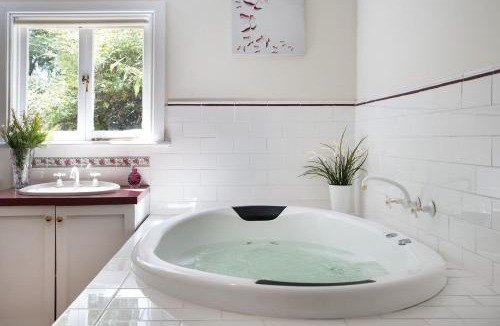 Hepburn House | Koovelly Spa - romantic country cottage