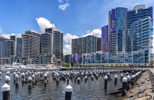 Docklands Apartment | KOZYGURU | DOCKLANDS | HIGH LEVEL WATERVIEW | 1BED | POOL | VDO883