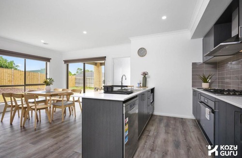 Pakenham Apartment | KozyGuru Pakenham Comfortable 4-Bedroom House